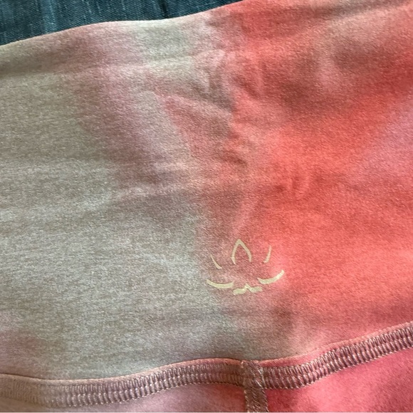 Beyond Yoga Pink Blue Leggings Size Medium - Picture 3 of 7